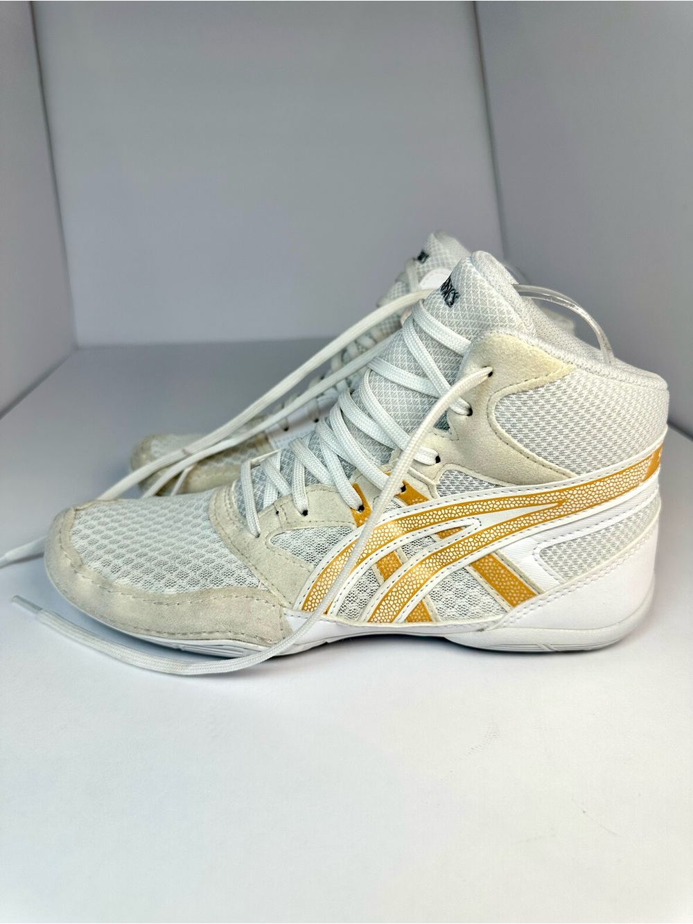 Asics SNAPDOWN 4 GRADE SCHOOL White/Pure Gold Size 5.5 YOUTH